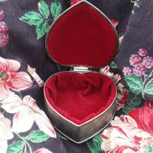 ☀️ Vintage silver and red velvet heart trinket box